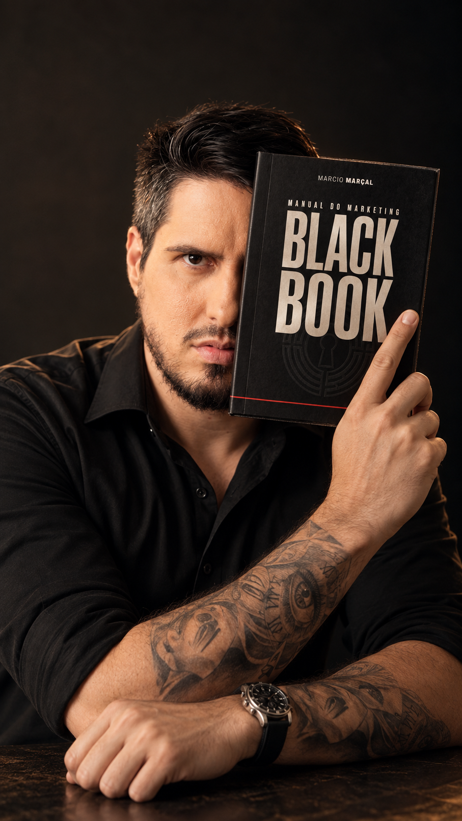 Marcio Marçal segurando o Black Book